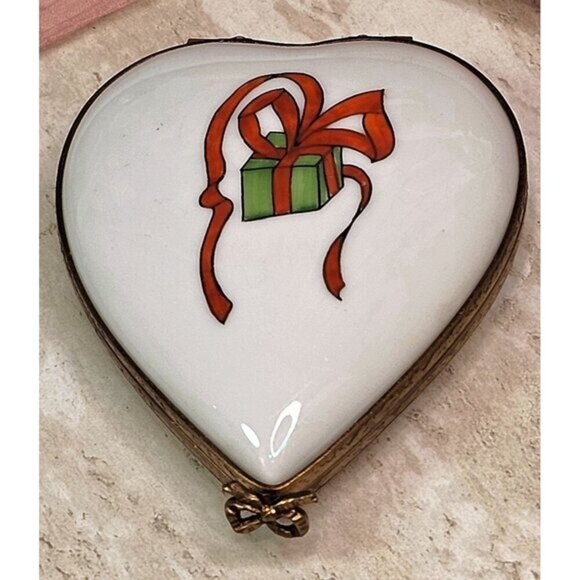Heart-Shaped Limoges Trinket Box With Cherub Design & Ribbon Accents Fro… - Picture 6 of 8